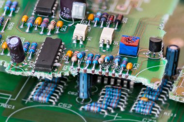 Kırık yeşil baskılı devre kartının elektronik atığı ve delik parçaları teknolojisi. Direnişçiler, kapasitörler, optobağlar ve çipler. Elektrik mühendisliğinde e-atık geri dönüşümü.