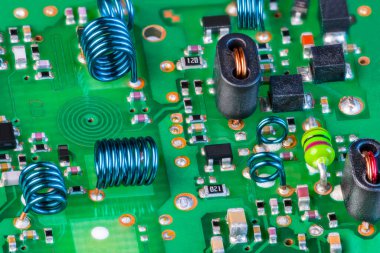 Yeşil baskılı devre kartından radyo frekansı sinyali almak için elektronik bileşenler. PCB katmanlı düzlemsel spiral bobin, RF TV alıcısının yüzey montaj cihazları ve hava çekirdeği indüktörleri.