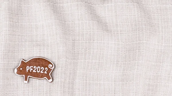 Sweet Peperkoek Varkentje Voor 2022 Gelukkig Nieuwjaar Gerimpelde Textiel Achtergrond — Stockfoto