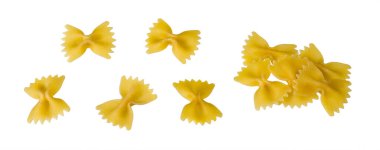 Beyaz arka planda izole edilmiş bir sürü güzel taraklı pastalar. Pişmemiş sarı kelebek ya da papyon şeklinde makarna. Zımba. Yemek tarifi, ambalaj tasarımı veya gastronomide menü için.