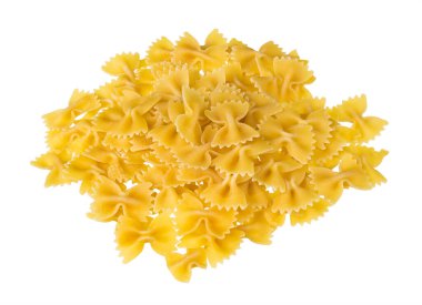 Beyaz arka planda izole edilmiş yumurtasız farfalle makarna yığını. Buğday irmiğinden dökülen sarı papyonlu pastalar. Kelebek şeklinde yemek, sakkaritler, nişasta ve glüten içerikli..