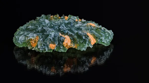 在黑色背景上反射的天然绿色云母宝石 美丽的流星雨玻璃 在艺术静谧的生活中 波浪形表面上有橙色的泥土 捷克石英砂石英砂的稀土元素的包覆 — 图库照片