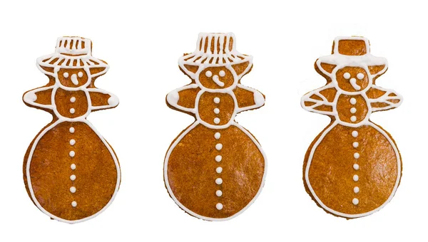 白い背景に隔離された雪だるまの形をした甘いジンジャーブレッドのセット アイシングで装飾された3つのかわいいクッキーのクローズアップ クリスマスや子供の日のお祝いのための手作りのペストリー 焼き子おもちゃ — ストック写真