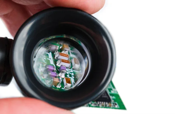 Inductores Miniatura Resistencias Condensadores Lupa Sobre Fondo Blanco Componentes Electrónicos —  Fotos de Stock