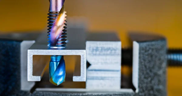 Staalkraan Boor Met Blauwe Paarse Nano Titanium Coating Een Bruine — Stockfoto