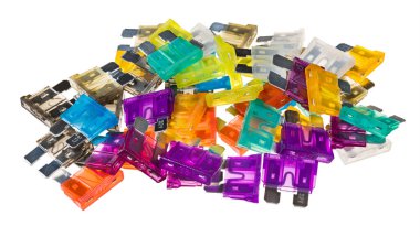 Beyaz arka planda izole edilmiş elektrikli otomotiv sigortası yığını. Renk kodlu bıçak tipi koruyucuların kapatılması. Çeşitli elektrikli güvenlik cihazları grubu. Geçerli koruma otomobil parçaları.