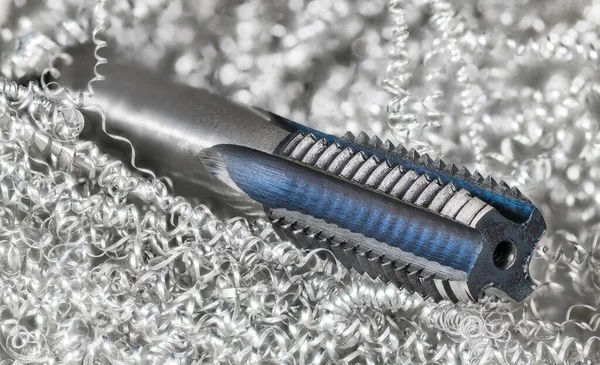 Spiral Point Straight Fluted Tap Metal Swarf Heap White Bokeh — Stock Photo, Image