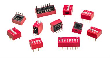PCB için çeşitli DIP anahtarları beyaz arkaplanda izole edildi. Plastik giriş lensleri ve metal çıkış pimleri içeren kırmızı çift satırlı pakette kaydırma biçimi veya piyano stili manuel elektrik anahtarları grubu.