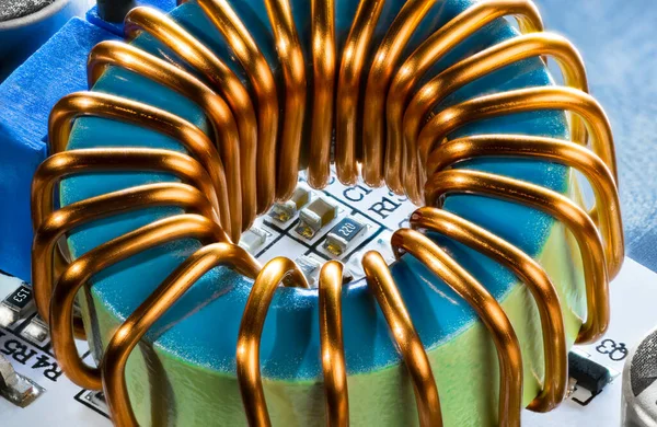 Close Ferrite Core Coil Copper Wire Resistors Capacitors Pcb Detail — Stockfoto