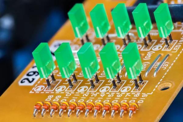 Led Verde Diodos Semiconductores Naranjas Detalle Pcb Sobre Fondo Borroso —  Fotos de Stock