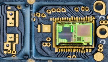 Yeşile yakın çekim, optik bilgisayar faresinin entegre devresi içinde ölür. Elektronik fotodiyot dizisi ya da optoelektronik Darkfield lazer görüntü sensörünün mavi PCB detayındaki altın kablolar. Mikro Elektronik.
