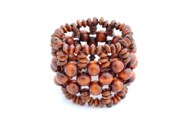 ahşap bileklik üzerinde beyaz izole