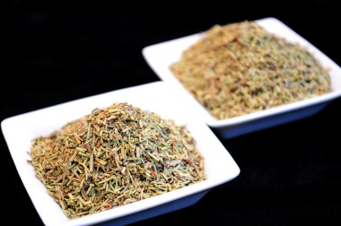 otlar ve baharatlar izole siyah üzerine beyaz kase