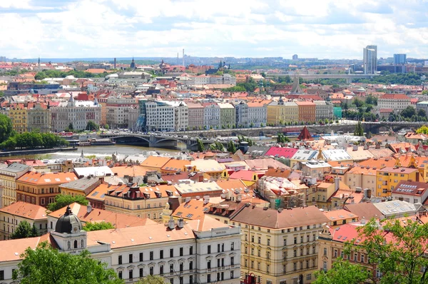 Prag'ın panoramik manzarasını güneşli bir günde — Stok fotoğraf