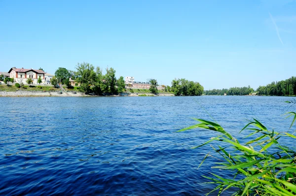 Lacivert su ve mavi gökyüzü