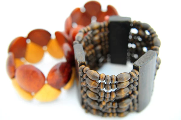 ahşap bilezikler üzerinde beyaz izole