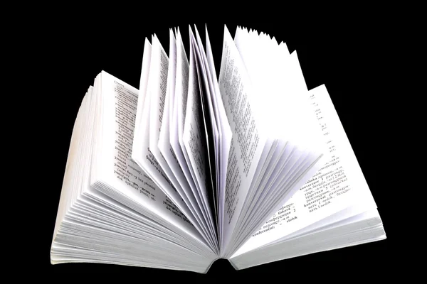 Siyah üzerine izole edilmiş açık kitap