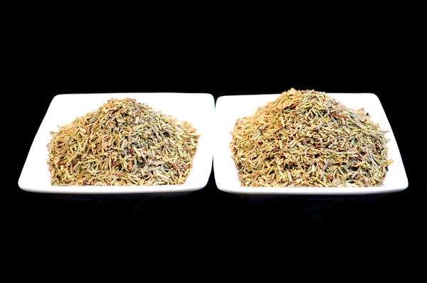 otlar ve baharatlar izole siyah üzerine beyaz kase