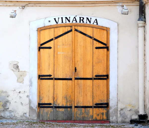 Zchátralé dřevěné dveře starého vína Praha-domu — Stock fotografie