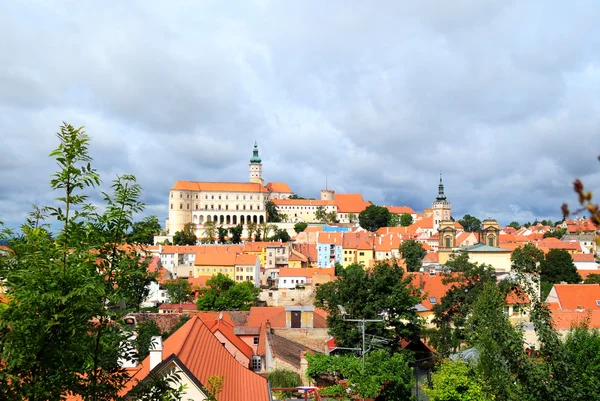 Widok na zamek i kawałek czeskiego miasta mikulov — Zdjęcie stockowe