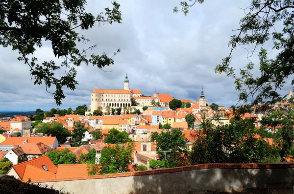 Widok na zamek i kawałek czeskiego miasta mikulov — Zdjęcie stockowe