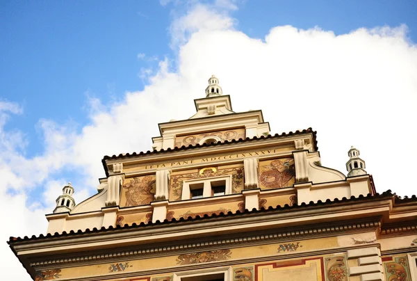 Roof of historical building over blue sky with clouds — Stock Photo, Image