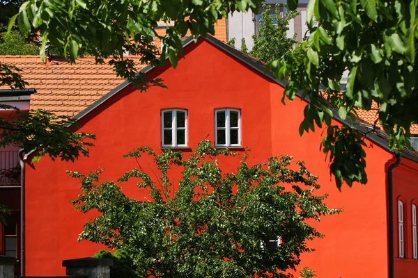 Cute red house in picturesque district of Prague — Stock Photo, Image