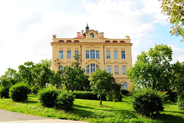 Edifício histórico e belo jardim — Fotografia de Stock