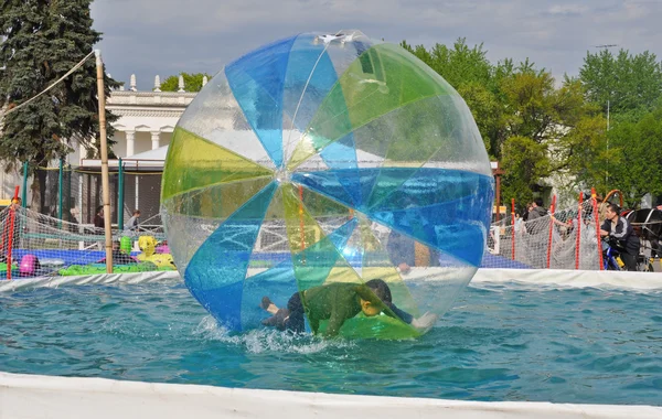 bir kürenin içindeki çocuk