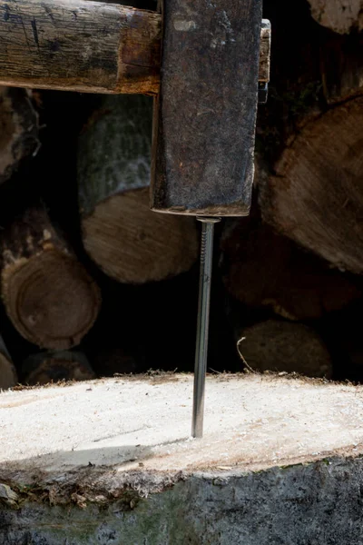 Old Rusty Hammer Wooden Handle Used Drive New Nail Stump — Stock Photo, Image