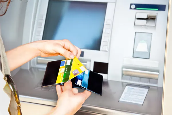 Cash withdrawal with Visa card — Stock Photo, Image