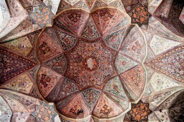güzel bir şekilde dekore edilmiş kubbe hasht behesht palace, İsfahan, İran