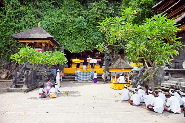 Orando no templo da caverna sagrada Pura Lawah — Fotografia de Stock