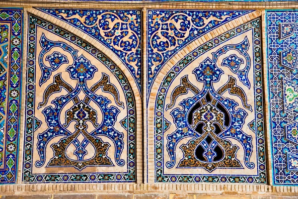 Tiled oriental mosaic wall of Ateegh Jame mosque , Esfahan — Stock Photo, Image