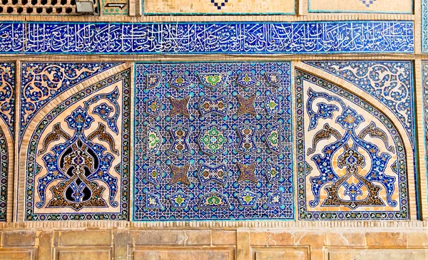 Betegelde Oosterse mozaïek muur van ateegh jame moskee, esfahan — Stockfoto