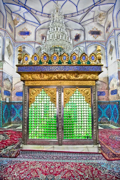 Moslims graf binnen bohg-e harun vilajet schrijn, esfahan, iran — Stockfoto