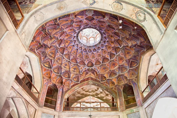 Güzel bir şekilde dekore edilmiş kubbe hasht behesht palace, İsfahan, İran — Stok fotoğraf