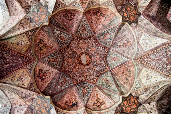 Beautiful decorated Dome of Hasht Behesht Palace, Esfahan, Iran — стоковое фото
