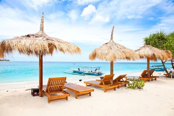 Pabellón de descanso de playa en la isla de Gili —  Fotos de Stock