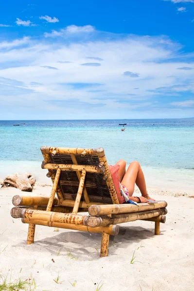 Vrouw genieten op een tropisch strand — Stockfoto