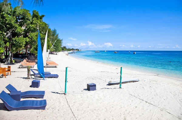 Wunderschönes türkisfarbenes Meer und die Küsten der Insel Trawangan — Stockfoto