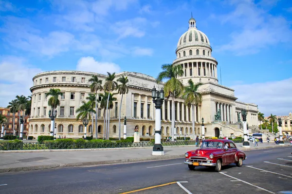 Klassiska bilar framför capitol i Havanna. Kuba — Stockfoto