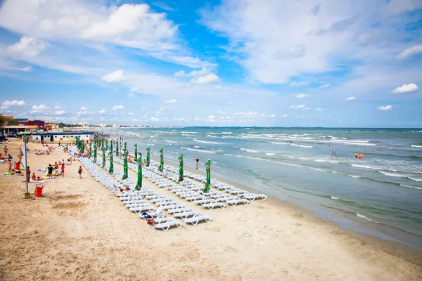 Hermosa playa en verano en agosto 11, 2012 Mamaia, Rumania . — Foto de Stock