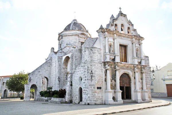 Antigua iglesia en el casco antiguo de La Habana . — Foto de Stock