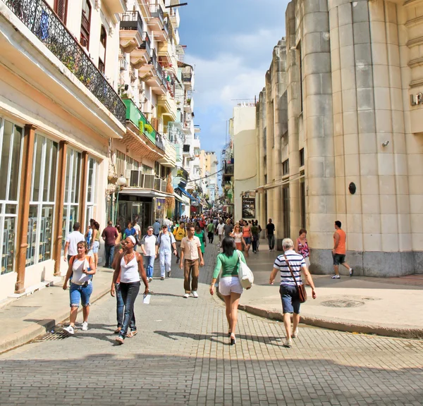 Kübalılar yürüyüş calle obispo havana, Küba sokak. — Stok fotoğraf