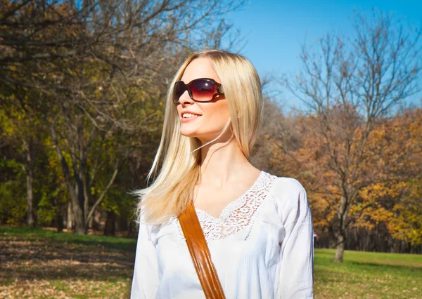 Mooie vrouw genieten in het park — Stockfoto