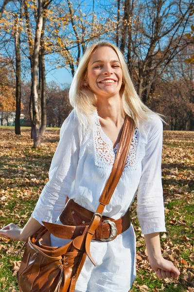 Bella donna godendo nel parco — Foto Stock