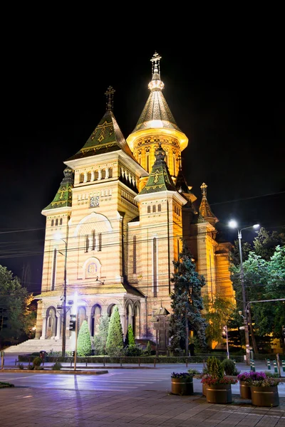 在晚上和美丽的大教堂，罗马尼亚布加勒斯特镇 — 图库照片