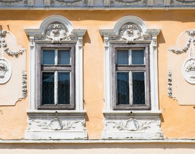 iki pencere turuncu duvar. Sibiu, Romanya