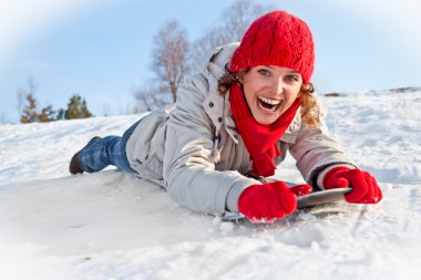 mutlu genç snowboard kız güneşli